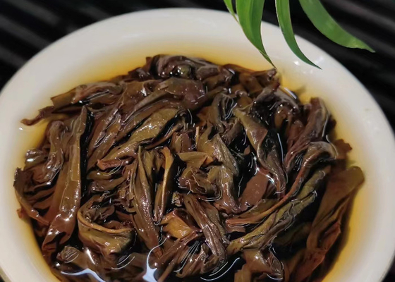Teh Oolong Panas atau Dingin dengan Aroma Bunga untuk Disuguhkan