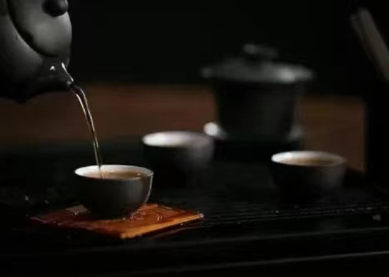 Teh Oolong Panas atau Dingin dengan Aroma Bunga untuk Disuguhkan
