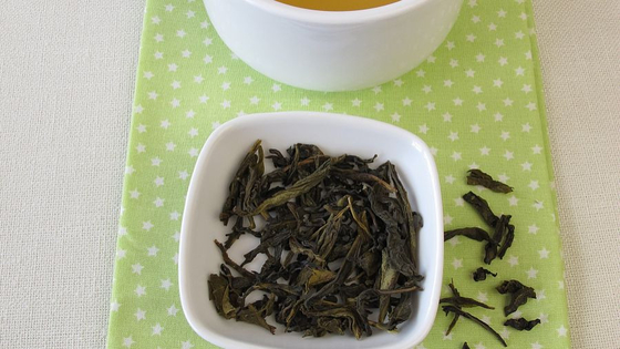 Rasakan Keanggunan Teh Peony Emas dari Tempat Simpanan Kering