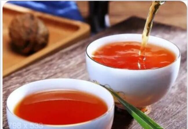 Daun panjang elips atau elips, hijau, berkilau, terangkat, margin gelombang mikro, sedikit dilipat atau datar, acuminate apical, s
