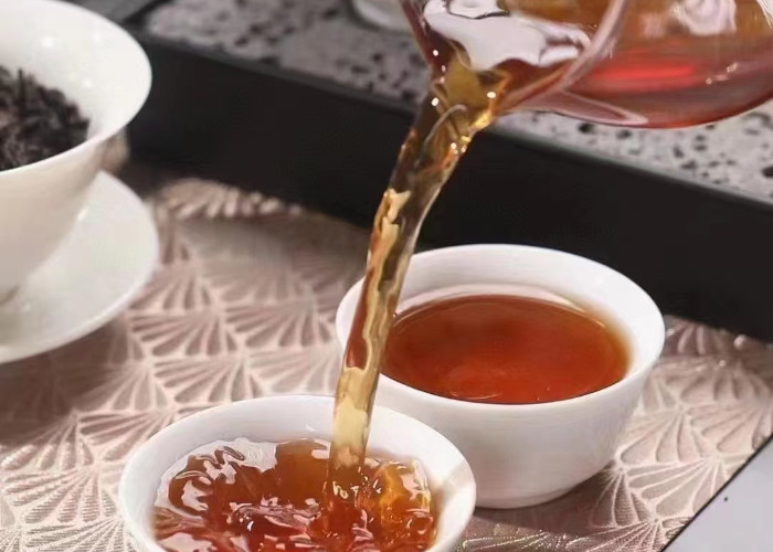 Teh batu Wuyi adalah teh oolong, diproduksi di Gunung Wuyi di utara Fujian, pohon teh tumbuh di celah batu