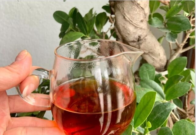 Teh batu Wuyi adalah teh tradisional yang terkenal di Cina.