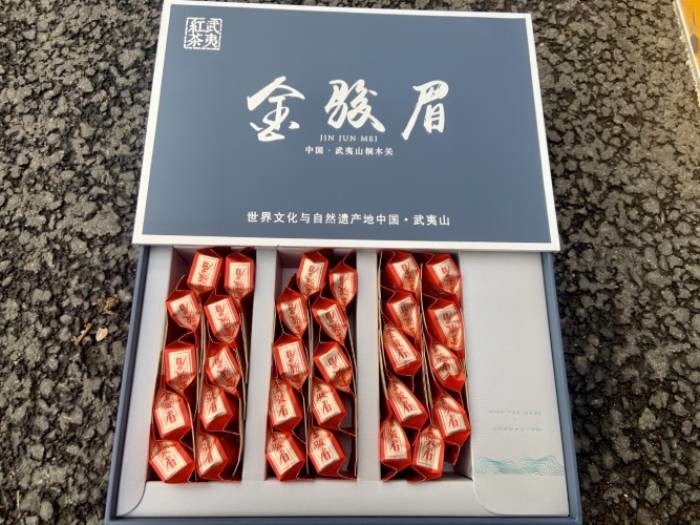 Jin Junmei 80g kaleng kotak hadiah teh wuyi gunung bunga biji kecil pabrik teh lianyun grosir